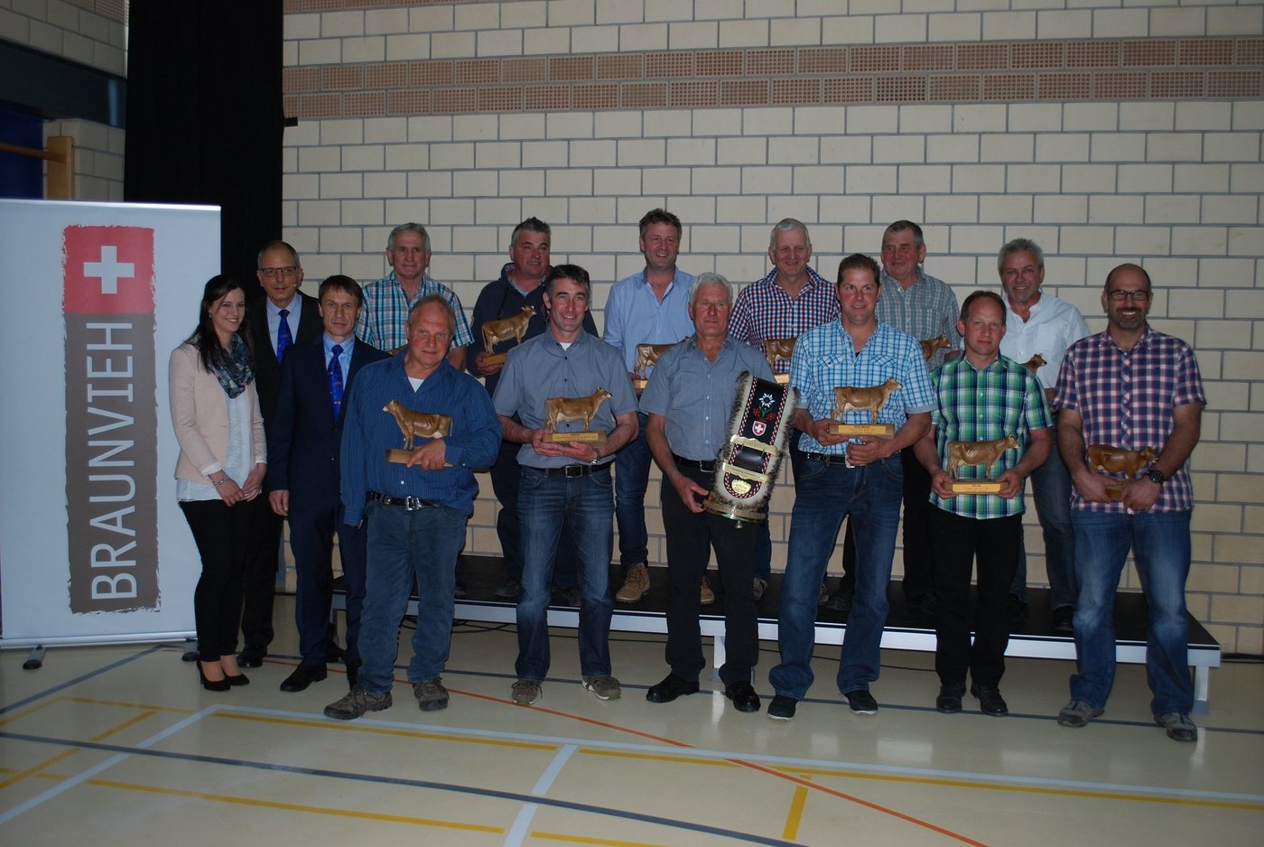 Die geeherten Züchter für ihre 125 000er-Kühe und die Fitness-Stars. Links aussen der Präsident Reto Grünenfelder und der Direktor Lucas Casanova. (Bild Peter Fankhauser)