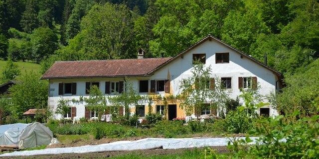 Die gelbe Sonne ziert nicht nur die Fassade des Hofs, sondern findet sich auch im Inneren des Gebäudes wieder. (Bild jsc)