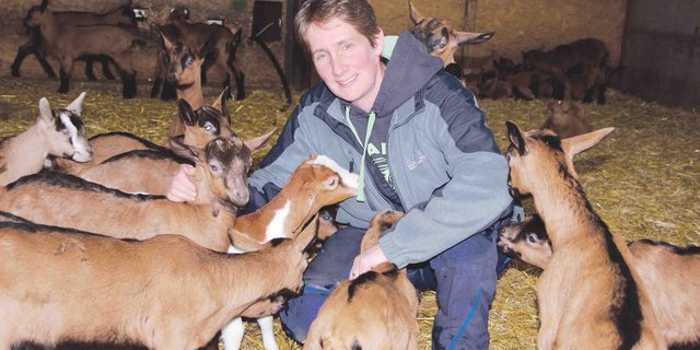 Trotz Jöh-Effekt und Liebkosereien: Die  Gitzis von Sandra Fitze wurden unterdessen wohl schon geschlachtet, denn sie werden bevorzugt als Ostergitzis verspeist und sind für den Betrieb ein Teil des Verdiensts. (Bild Ruth Bossert)