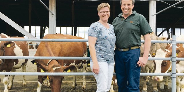 Milchproduktion macht Arbeit. Martha und Christian Bircher schaffen bewusst Auszeiten. Am 3. Juni berichten sie ihren Berufskollegen von ihren Erfahrungen zu den Themen Betriebsstrategie und Lebensqualität.(Bild Armin Emmenegger)