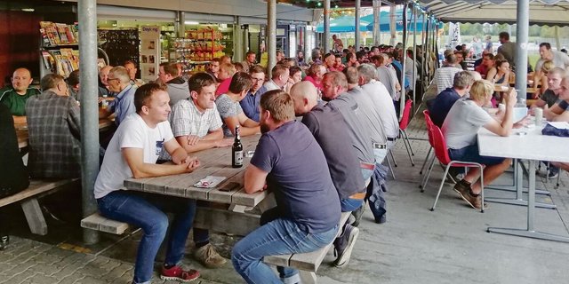 Angeregte Diskussionen von Bauern aus den Seegebieten an der Gründungsversammlung in der Badi Baldegg. 
