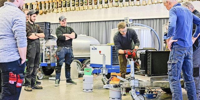 Für einen sauberen Service müssen Servicetechniker und Kältetechnikerinnen praktische Erfahrungen sammeln können.(