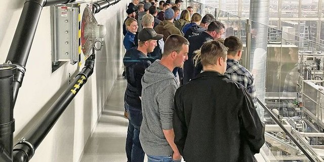 Die Junglandwirte bei der Besichtigung der Milchverarbeitung in Suhr bei der Mittelland-Molkerei. 