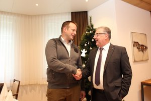 Ruedi Zgraggen (rechts) übergibt das Präsidentenamt an seinen Nachfolger Fabian Gut. Gut leitet neu den Schweizerischen Raufutterverband. (Bild Hans Rüssli)