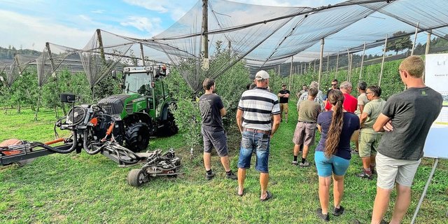 Der doppelseitige Fadenmäher (l.) wurde an der Begehung in der Obstanlage des LZ Liebegg präsentiert 
