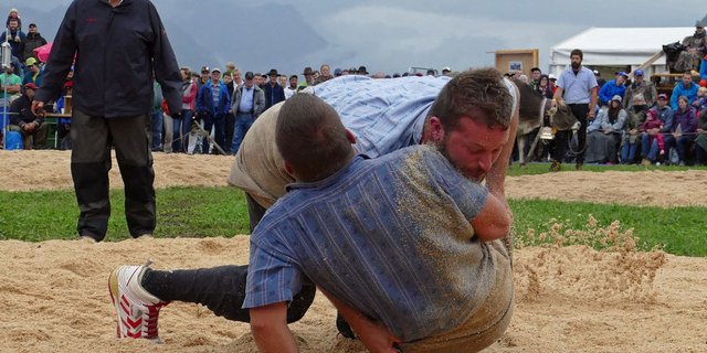 Marcel Mathis bezwingt Erich Fankhauser im Schlussgang und sichert sich somit den Festsieg. (Bild Beat Christen) 