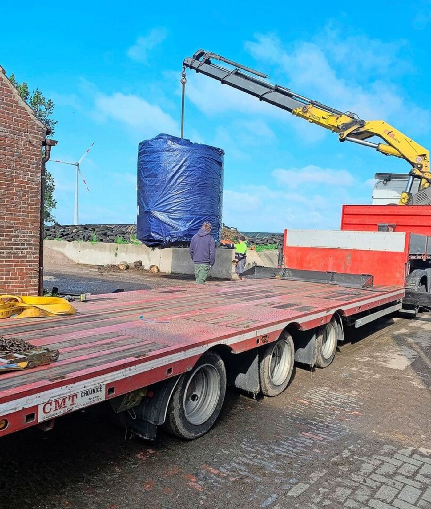 Der neue Aussenmilchtank mit 15 000 l Kapazität wird geliefert. 