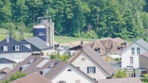 Und plötzlich steht Und plötzlich steht ein Quartier neben dem Stall. Mit dem neuen Raumplanungsgesetz gelten bei Neu- und Umzonungen die Geruchsbestimmungen der ursprünglichen Nutzung.
