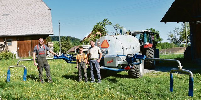 Andreas Fischer (rechts) und Sohn Raphael sind zufrieden mit dem neuen Schleppschlauchverteiler. Joel Mai (links) führt die Maschinenbaufirma in der zweiten Generation.(Bilder jba)