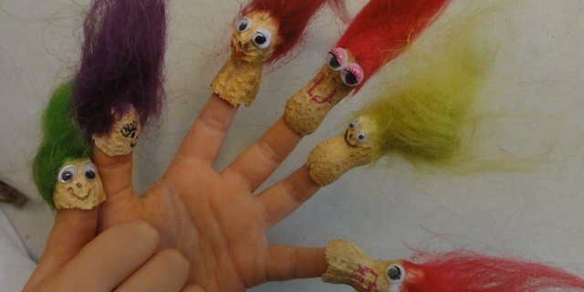 Aus Erdnussschlen kann man eine ganz Troll-Familie basteln. (Bilder Sigrid Tinz)