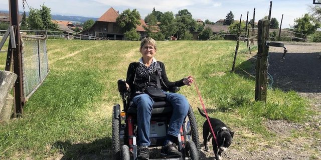 Anita Knuchel ist beinahe täglich mit ihrem Rollstuhl im Freien unterwegs. (Bild et)