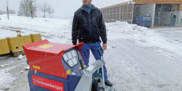 Passend zum Schneegestöber: Landwirt Beat Weltert vom Leidenberg, Grosswangen LU, mit dem neuen Schneeberger-Notstromaggregat. Im Hintergrund die Pouletmasthalle. 
