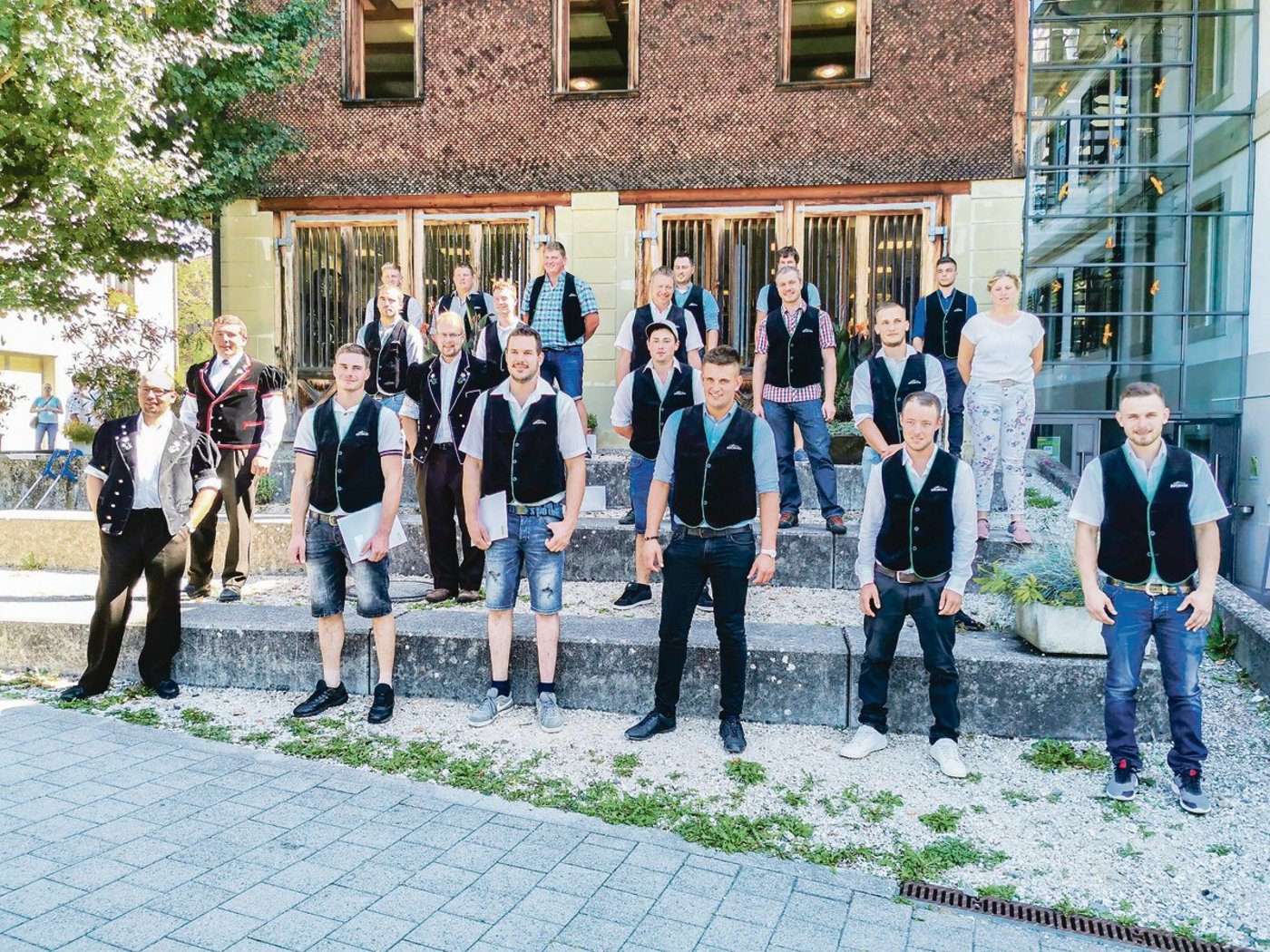 Die Absolventin und die Absolventen des Inforama freuten sich in passender Kluft über ihre Diplome. (Bild sb)