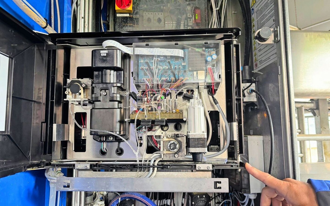 Ein Blick ins Innere des Mini-Labors. Das Zellzahlmessgerät liefert präzise Zellzahlwerte, wie jene der monatlichen Milchanalyse vom Zuchtverband.