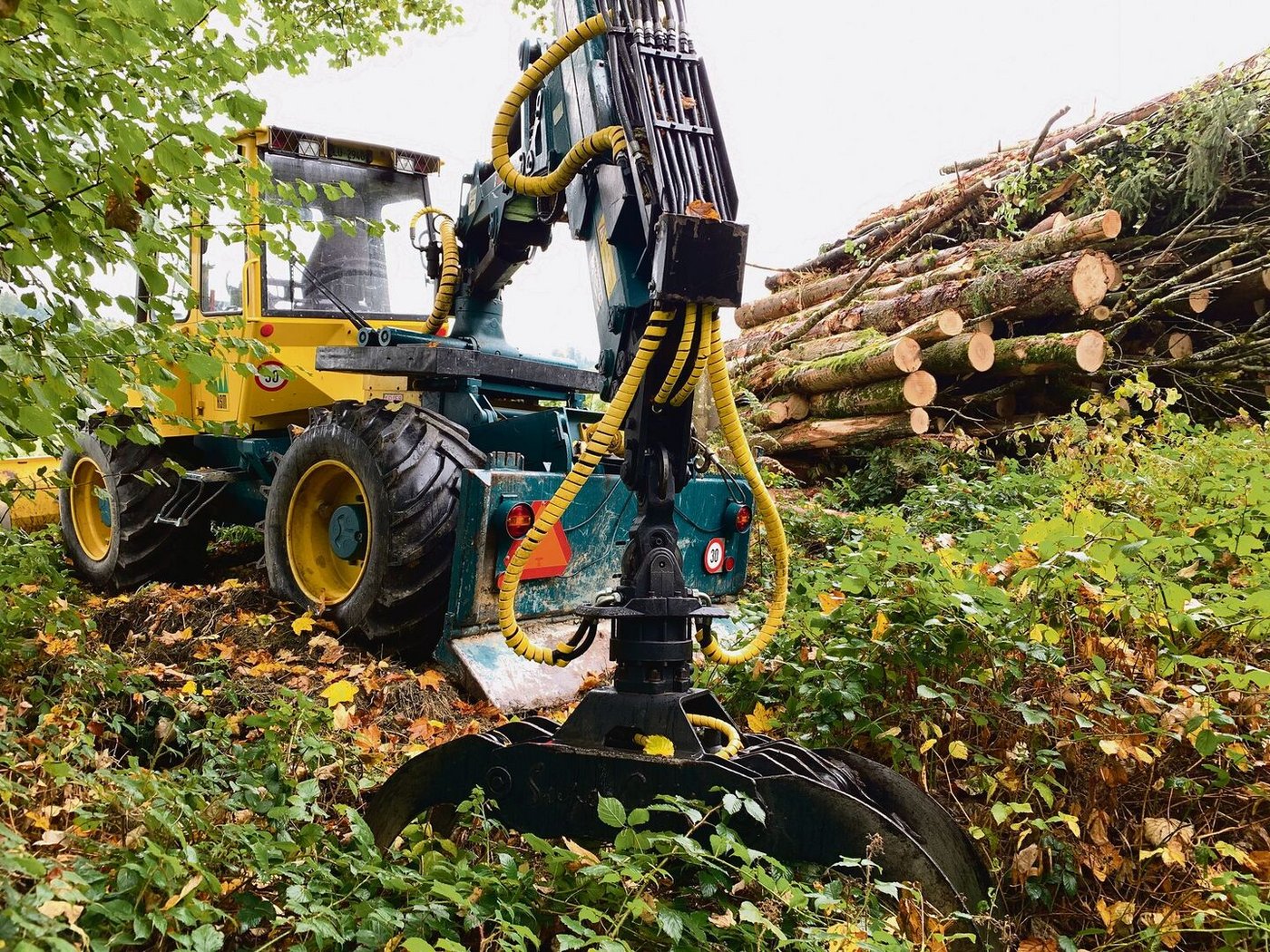 Schlepper HSM 805 mit Schaufel, Rückeschild mit Seilwinde und Greifarm. 
