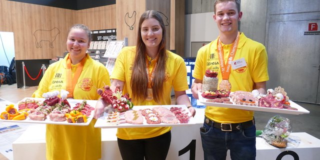 Die Gewinner(innen) der Schweizer Meisterschaft der Jung-Fleischfachleute, v.l.n.r, Michelle Isliker(2), Céline Schüpach (1) und Partick Zahner (3). (Bild zVg)