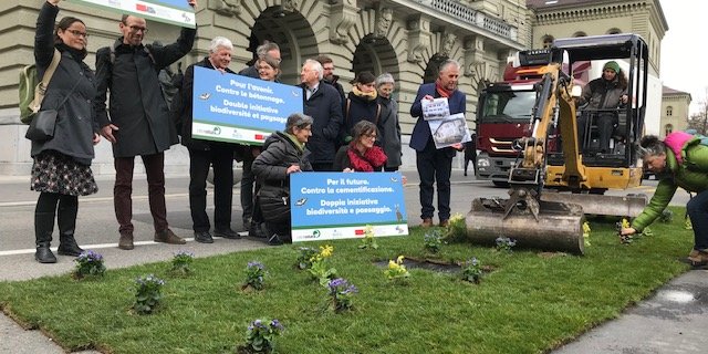 Lancierungsaktion auf dem Bundesplatz: Symbolisch wird Landschaft reduziert. (Bild akr)