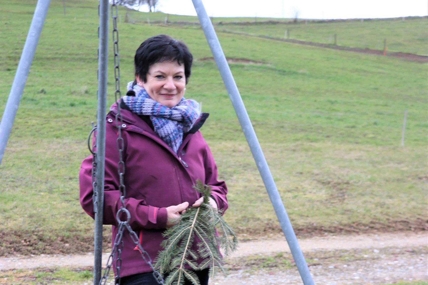 In der Feuerschale hinter dem Haus zündet Helen Schmid das ganze Jahr durch ab und zu ein Feuer an. (Bilder Ruth Aerni)