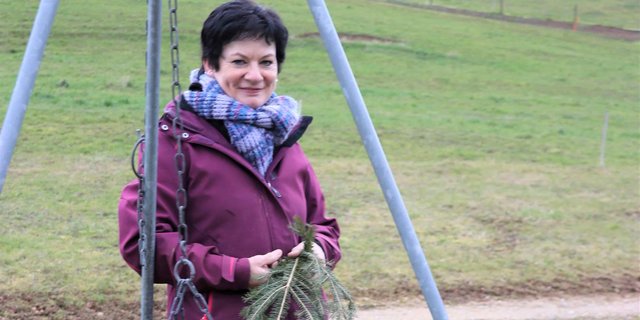 In der Feuerschale hinter dem Haus zündet Helen Schmid das ganze Jahr durch ab und zu ein Feuer an. (Bilder Ruth Aerni)