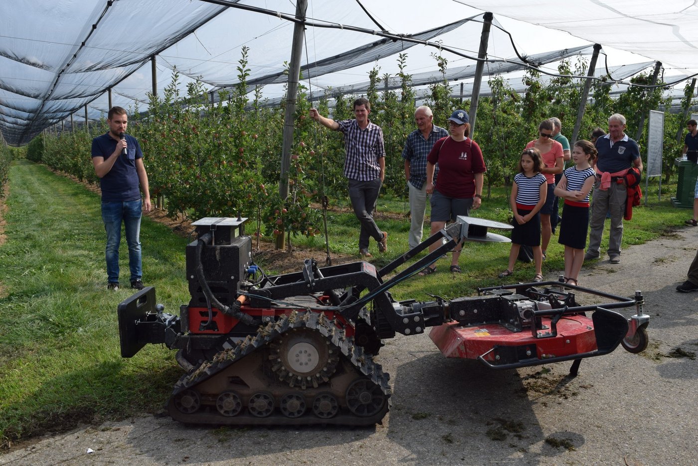 Matthias Schächter (links) von der deutschen Firma Robot Makers kommentierte die Demo des Mulchroboters. (Bilder Stefanie Giger)