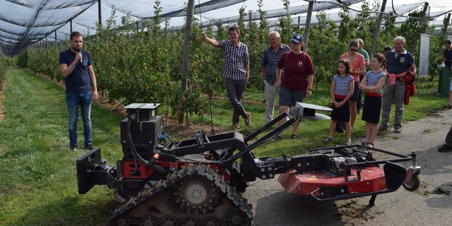 Matthias Schächter (links) von der deutschen Firma Robot Makers kommentierte die Demo des Mulchroboters. (Bilder Stefanie Giger)