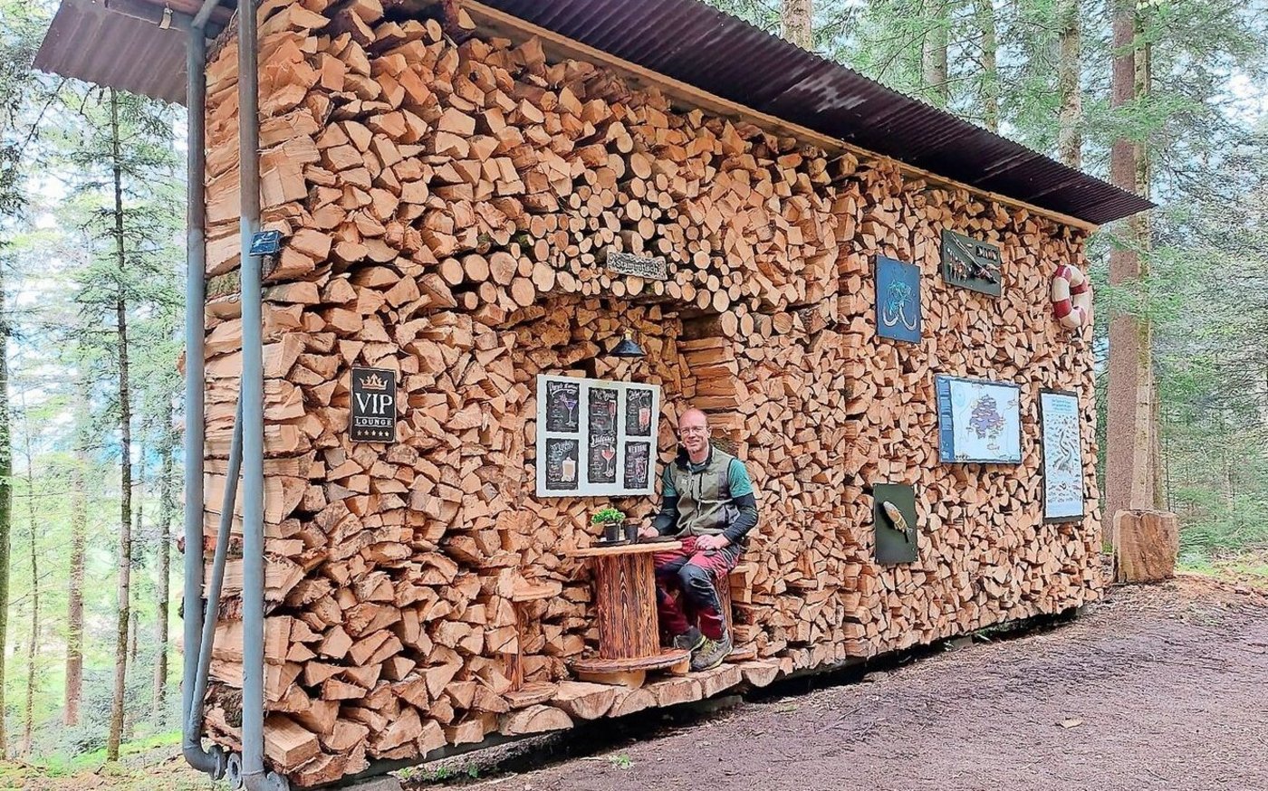 Holz für Haus und Grill. Seine Scheiterbeigen sind mit viel Liebe zum Detail gemacht. 