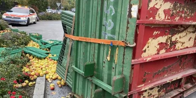 Äpfel auf Strasse gerollt