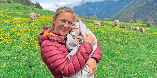Olivia Noggler geniesst die Zeit mit ihrem drei Monate alten Sohn Luis. Die ruhige Unterengadiner Bergwelt gibt ihr für den Alltag viel Energie.