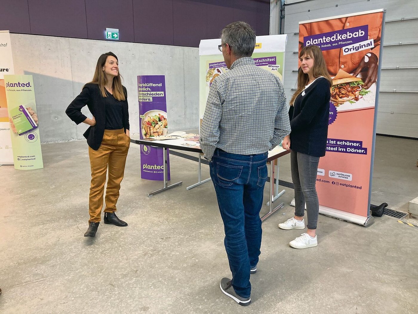 Eiweiss aus Erbsen: Sabrina Balestra (links) vom Start-up Planted stellte Interessierten Produkte aus pflanzlichem Fleisch vor.