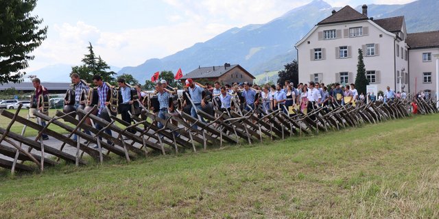 Schellner führen den Zug der jungen Berufsleute an, die am Planrtahof die Ausbildung Landwirt(in) EFZ als Erstberuf beziehungsweise als Zweitausbildung abgeschlossen haben. (Bilder Vrena Crameri)
