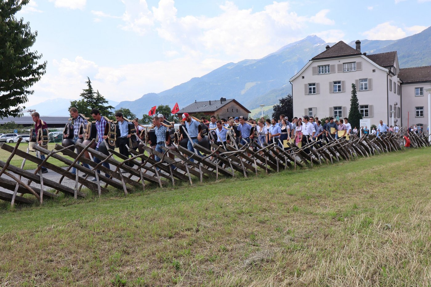 Schellner führen den Zug der jungen Berufsleute an, die am Planrtahof die Ausbildung Landwirt(in) EFZ als Erstberuf beziehungsweise als Zweitausbildung abgeschlossen haben. (Bilder Vrena Crameri)