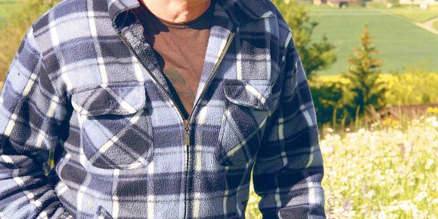 Simon Bracher ist sichtlich stolz auf seine Fromentalwiese und geniesst Komplimente aus dem Dorf. Lieber hätte er es aber gesehen, wenn nur seine Wiese aufs Bild gekommen wäre. (Bild Andrea Wyss)