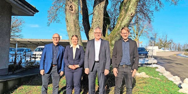 V.l.n.r.: Bernard Belk (Direktionsbereich Direktzahlungen), Noémie Zink (Digitalisierung und Datenmanagement), Christian Hofer (Direktor) und Simon Lanz (Fachbereich Agrarpolitik und Strategieentwicklung) vom BLW.