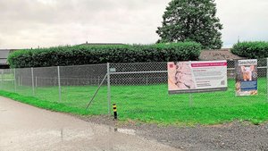 Um eine Einschleppun Um eine Einschleppung des ASP-Virus in den Schweinebestand zu vermeiden, gilt es, das Betriebsgelände zu umzäunen.