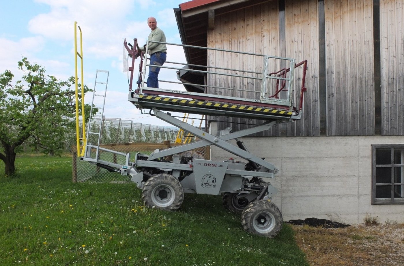  Der korrekte Einsatz macht die Arbeitsplattform auch in schwierigem Gelände zum sicheren Arbeitsplatz. (Bild Agriss)