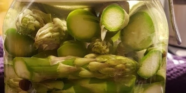 Fermentierter Grünspargel im Glas. (Bilder Marie-Isabelle Bill)