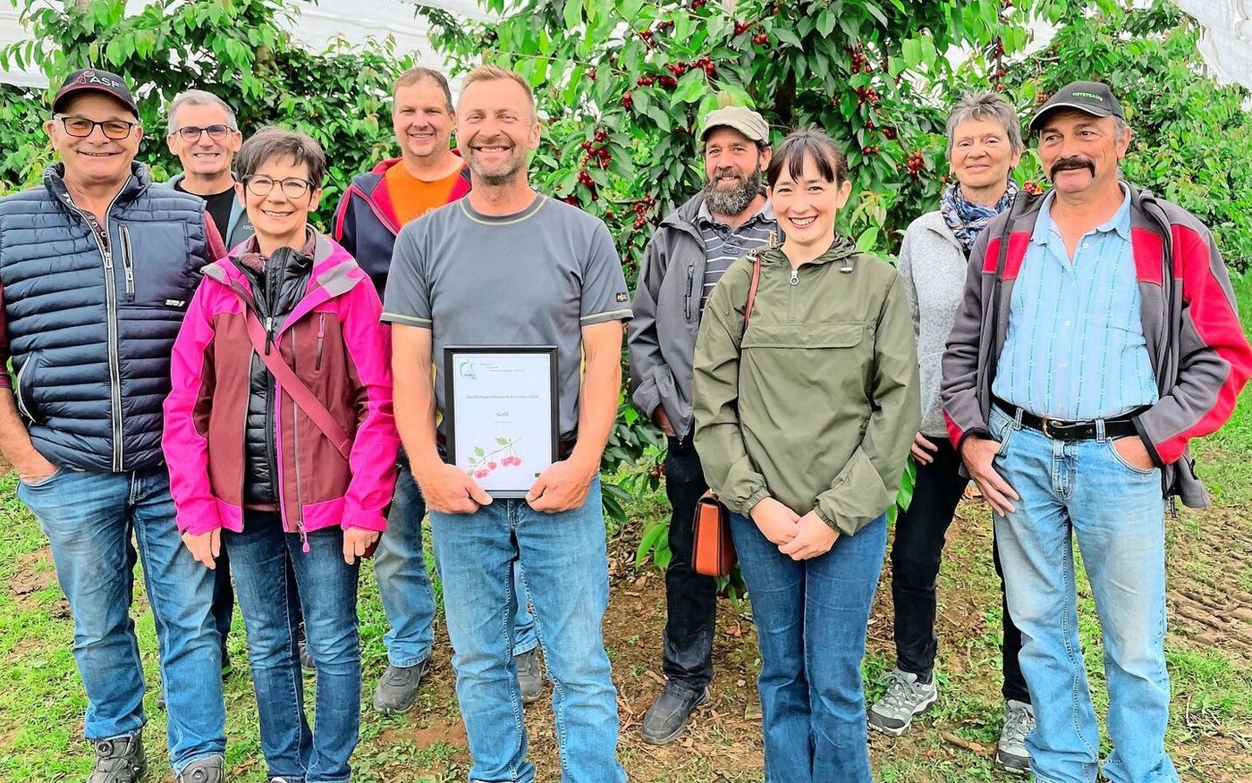 Teilnehmende am Aargauer Kirschenqualitätswettbewerb mit dem strahlenden Sieger Urs Leimgruber in der Mitte. 