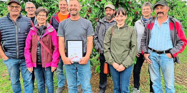 Teilnehmende am Aargauer Kirschenqualitätswettbewerb mit dem strahlenden Sieger Urs Leimgruber in der Mitte. 