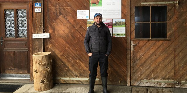 Mit einer Wand voller Infotafeln, Rundgängen über den Hof und im persönlichen Gespräch bringt Jonatahn Bütikofer den Besuchenden die Landwirtschaft näher. (Bilder jsc)