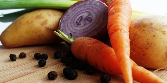 Lauch, Zwiebeln, Karotten und Kartoffeln waren in Hofläden wie auch im Detailhandel gefragt. (Bild Pixabay)