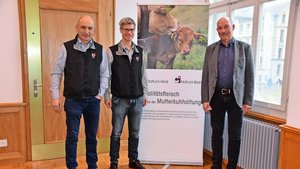 Christoph Bill, Vorstandsmitglied von Mutterkuh Schweiz, deren Geschäftsführer Daniel Flückiger und Jürg Iseli, Präsident des Berner Bauernverbandes (v. l.), referierten an der Regionaltagung Mittelland West.