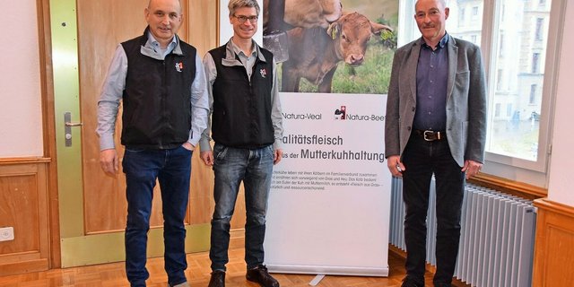 Christoph Bill, Vorstandsmitglied von Mutterkuh Schweiz, deren Geschäftsführer Daniel Flückiger und Jürg Iseli, Präsident des Berner Bauernverbandes (v. l.), referierten an der Regionaltagung Mittelland West.