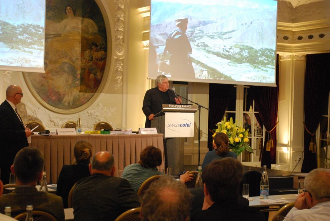 Ulrich Tilgner gab einen Einblick in seine Arbeit als Nahostkorrespondent für das Schweizer Radio und Fernsehen (Bild tw)