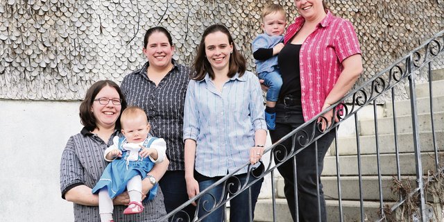 Esther mit Anita, Judith, Priska, Ursula mit Linus (von unten nach oben) besuchen gemeinsam die Bäuerinnenschule. Dort geht es jetzt an den Endspurt, danach haben alle vier Frauen die Berufsprüfung als Ziel. (Bild Ruth Aerni)