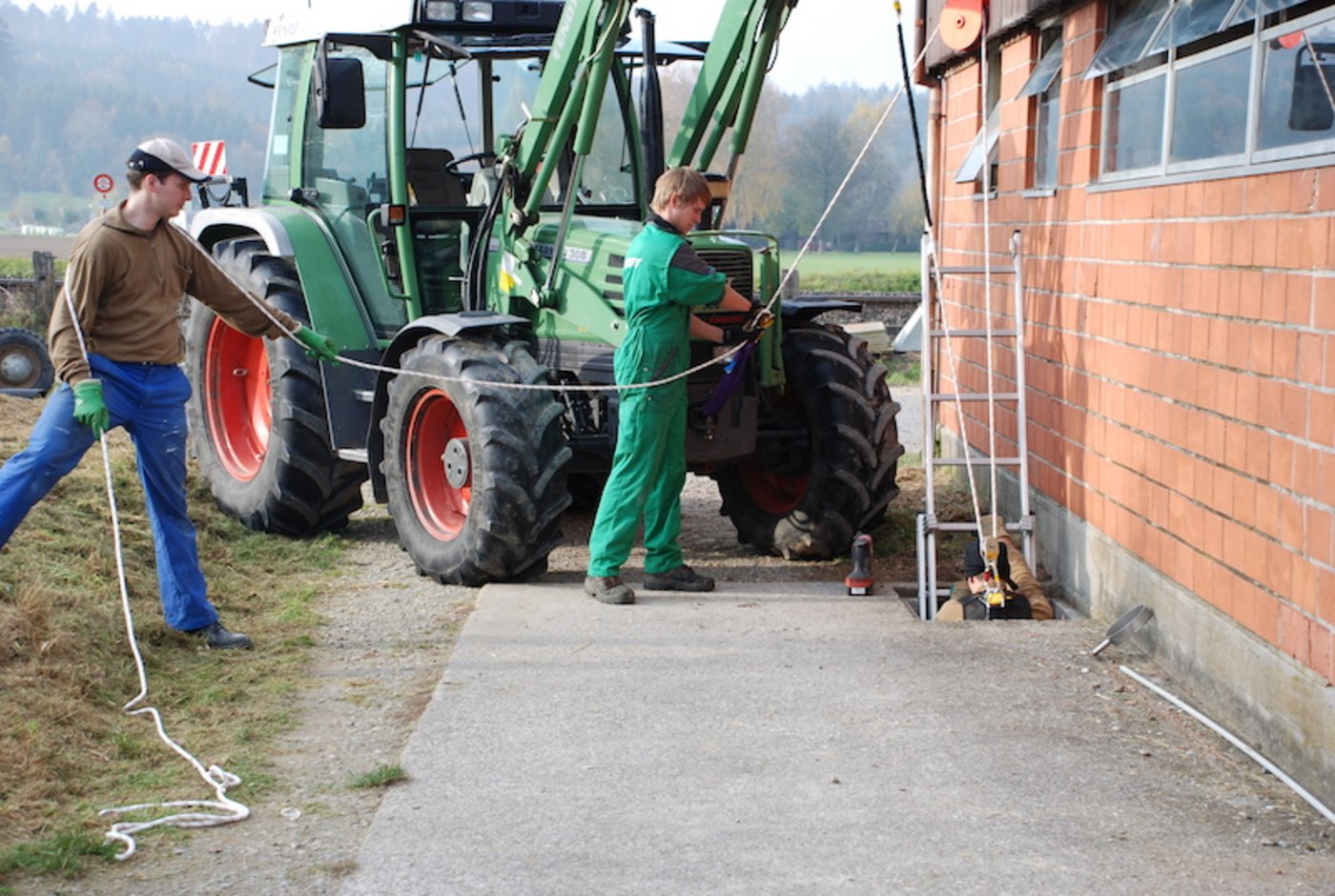 Wird die Grube mit einem Gebläse oder Ventilator gründlich durchlüftet, kann der Landwirt, gesichert durch mindestens zwei Personen, einsteigen. Ein Auffanggurt, Umlenkung und Übersetzung des Sicherungsseils sind zwingend nötig. (Bild BUL)