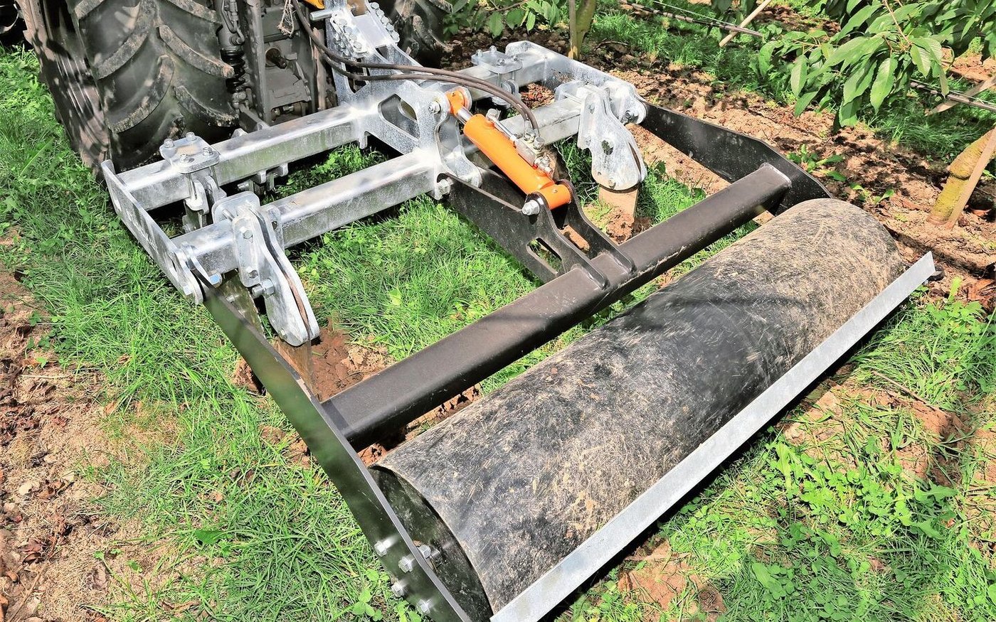Die gebogenen Scharen des Parapflugs greifen in ca. 20 cm Tiefe unter die Fahrspur und heben diese leicht an. 