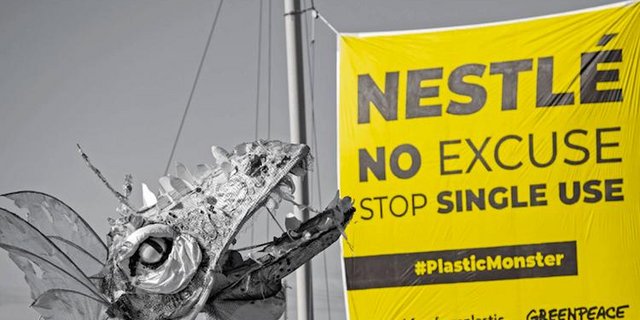 Auf dem Dach des Gebäudes brachten die Umweltschützer ein Banner mit dem Slogan "Nestlé, stop single use" ("Nestlé, stoppe den Einweggebrauch") an. (Bild Facebook/Greenpeace)
