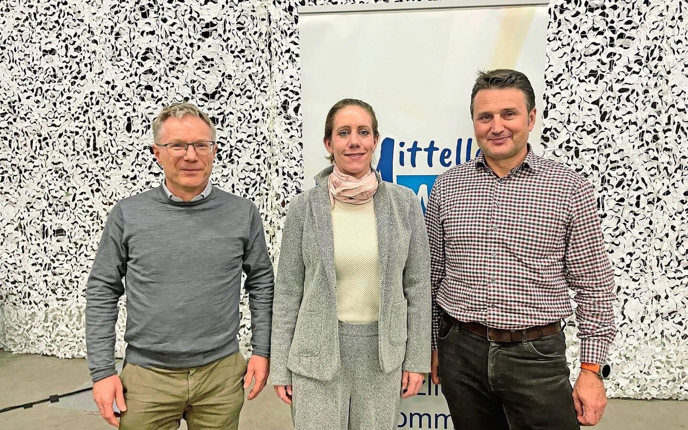 Sabrina Schlegel, Präsidentin Mittelland Milch, mit Marc Muntwyler, Coop (links), und Reto Hübscher, Emmi.