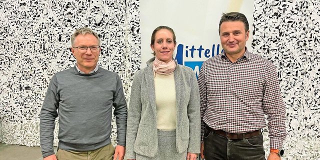 Sabrina Schlegel, Präsidentin Mittelland Milch, mit Marc Muntwyler, Coop (links), und Reto Hübscher, Emmi.