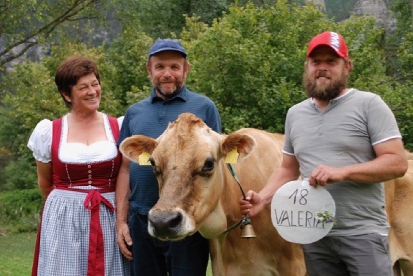 Von links nach rechts: Monika Gurschler, Köchin auf Alp Crap Alv, Beat Baier und Andy Etter, Alphirten, mit der Jersey-Kuh Valeria. (Bild zVg)